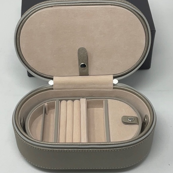 WOLF Accessories - NIB Wolf Heritage zippered jewelry box/travel case